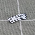 Pinarna Staying delulu is the solulu – Zboží Dáma