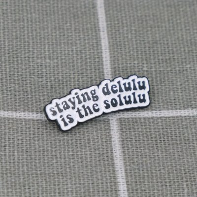 Pinarna Staying delulu is the solulu – Zboží Dáma