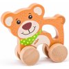 Dřevěná hračka Woody Medvěd na kolečkách s držadlem