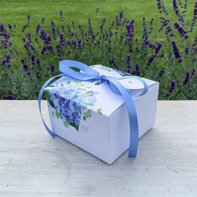 Dortisimo Svatební krabička na výslužku bílá s modrými hortenziemi s mašlí (11 x 11 x 7 cm) – Zbozi.Blesk.cz