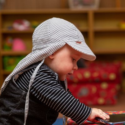 Bavlněná kšiltovka s plachtičkou a vzadu s gumou červená – Hledejceny.cz