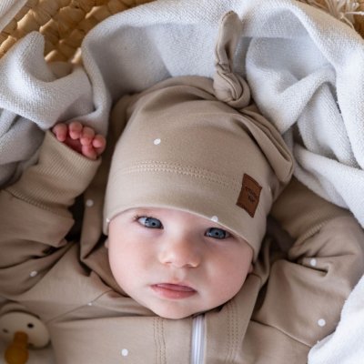 Jednovrstvá čepice s uzlíkem puntíkatá béžová – Zboží Dáma