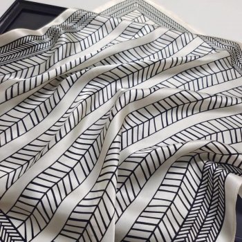 hedvábný šátek černo-bílé linie v dárkovém balení