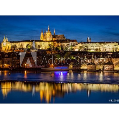 WEBLUX 110013090 Fototapeta vliesová Prague Castle Pražský hrad Hradčany odrážející se v řece Vltavě v Praze Česká republika v noci rozměry 270 x 200 cm – Zboží Mobilmania