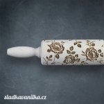 Malý embosovaný váleček - divoké růže – Sleviste.cz