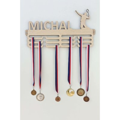 MAJADESIGN Věšák na medaile se jménem Badminton Přírodní dřevo – Hledejceny.cz