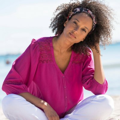 Halenka s výstřihem do V a macramé purpurová – Sleviste.cz