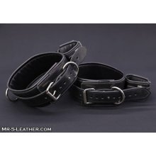 Mr. S Leather Locking Thigh to Wrist Restraints kožená pouta na stehna a ruce