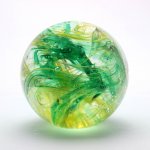 Artcristal Bohemia Skleněné těžítko koule - duhové, Zelená / Žlutá | České sklo z rodinné sklárny – Sleviste.cz