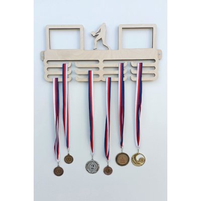 MAJADESIGN Věšák na medaile dřevěný s fotorámečkem na 2 ks fotografií volejbal Přírodní dřevo – Zboží Mobilmania