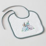 slintáček Veba Lota bílá s výšivkou Šnečci šedozelená lemovka – Sleviste.cz