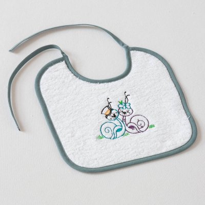 slintáček Veba Lota bílá s výšivkou Šnečci šedozelená lemovka – Sleviste.cz