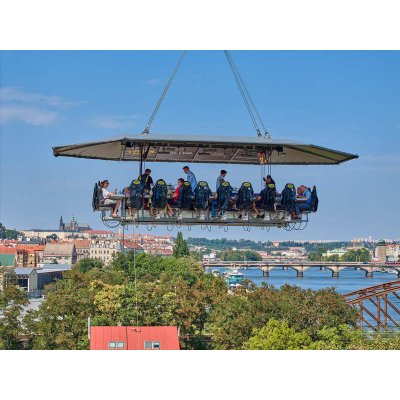 Luxusní obědové menu v oblacích nad Prahou – Sleviste.cz