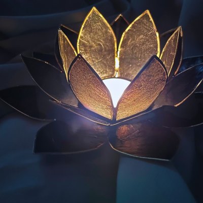 Lotosový svícen z Capiz lastur černý – Zboží Dáma