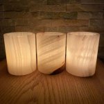 Bílý svícen z přírodního kamene, velikost M – Sleviste.cz