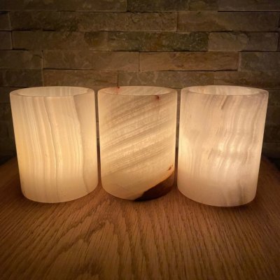 Bílý svícen z přírodního kamene, velikost M – Sleviste.cz