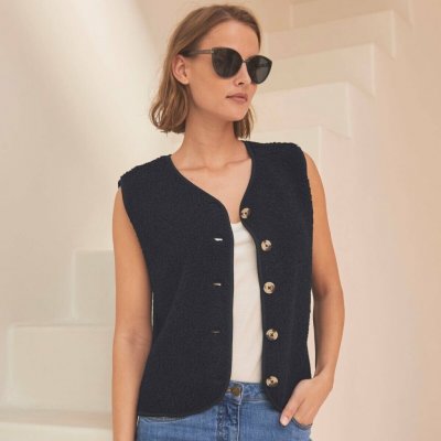 Buklé vesta na knoflíčky černá – Sleviste.cz