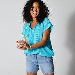 Kreponová halenka s krajkou a macramé modrá tyrkysová – Zboží Dáma