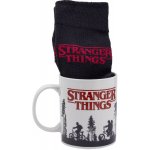 CurePink xDárkový set hrnek s ponožkami Netflix Stranger Things Les 300 ml – Zboží Dáma