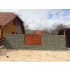 Pletiva TopGabion Gabionový plot - v. 2 m, d. 2,5 m, š. 20-40 cm, oko 5x20cm, sloupek 2x2,4 m + komponenty