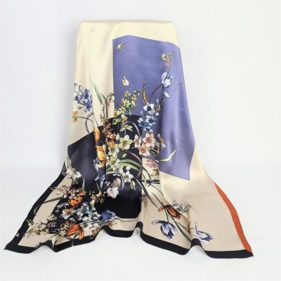 BoSETA S.r.l. Italy dámský květovaný hedvábný šátek čtvercový modrý béžový květy narcisů tulipánů 100% hedvábí