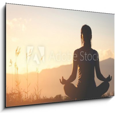 Skleněný obraz 1D - 100 x 70 cm - silhouette fitness girl practicing yoga on mountain silueta fitness dívka cvičí jógu na hoře – Zbozi.Blesk.cz