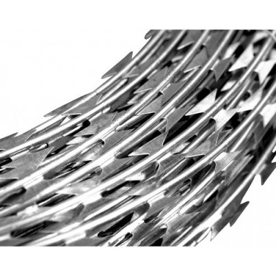 Žiletkový ostnatý drát, průměr vinutí 45 cm, délka rozvinu 8-10 m, Zn – Zboží Mobilmania