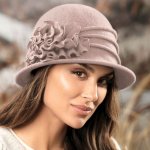 Krumlovanka zimní dámský klobouk s květem W-0656/540 světle starorůžový – Zboží Mobilmania