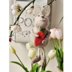 Šedý plstěný závěsný králíček s mrkvičkou Magiccal 13cm – Hledejceny.cz
