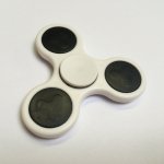 Fidget Spinner Klasický bílý – Zboží Mobilmania
