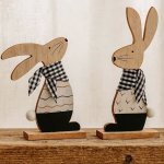 Deejada Zajíc na dřevěném podstavci větší 2 druhy Vlevo – Zboží Dáma
