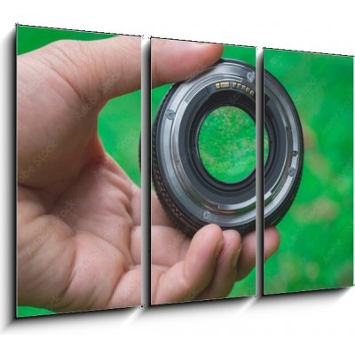 Obraz 3D třídílný - 105 x 70 cm - Mobile lenses on a green lawn. Mobilní čočky na zeleném trávníku. – Zboží Mobilmania