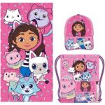 CurePink Ručník osuška s kšiltovkou a pytlíkem Gabby's Dollhouse Gábinin kouzelný domek Gábi s kočkami 70 x 140 cm [2200010481] – Zboží Mobilmania