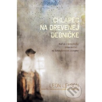 Chlapec na drevenej debničke