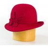 Klobouk Dámský klobouk zdobený vysekávanými květy červená
