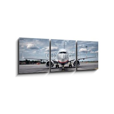 Obraz 3D třídílný - 150 x 50 cm - Total View Airplane on Airfield with dramatic Sky Celkový pohled na letadlo na letišti s dramatickou oblohou – Zboží Mobilmania