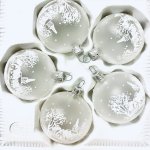 Skleněné koule s vesnickým motivem v zimním hávu 5 ks velikost 6 cm IRISA Velikost: 6 cm Balení: 5 ks Barva: bílá – Zbozi.Blesk.cz