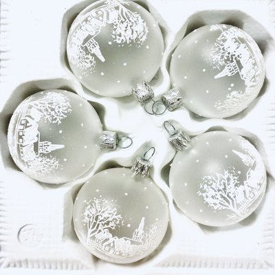 Skleněné koule s vesnickým motivem v zimním hávu 5 ks velikost 6 cm IRISA Velikost: 6 cm Balení: 5 ks Barva: bílá – Zbozi.Blesk.cz