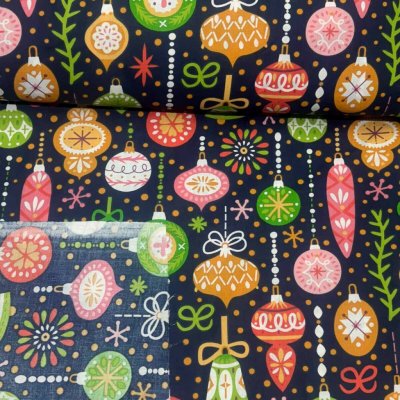 Vánoční bavlněná látka, metráž, šíře 160 cm, Vánoční ozdoby na Granátovém – Zboží Dáma