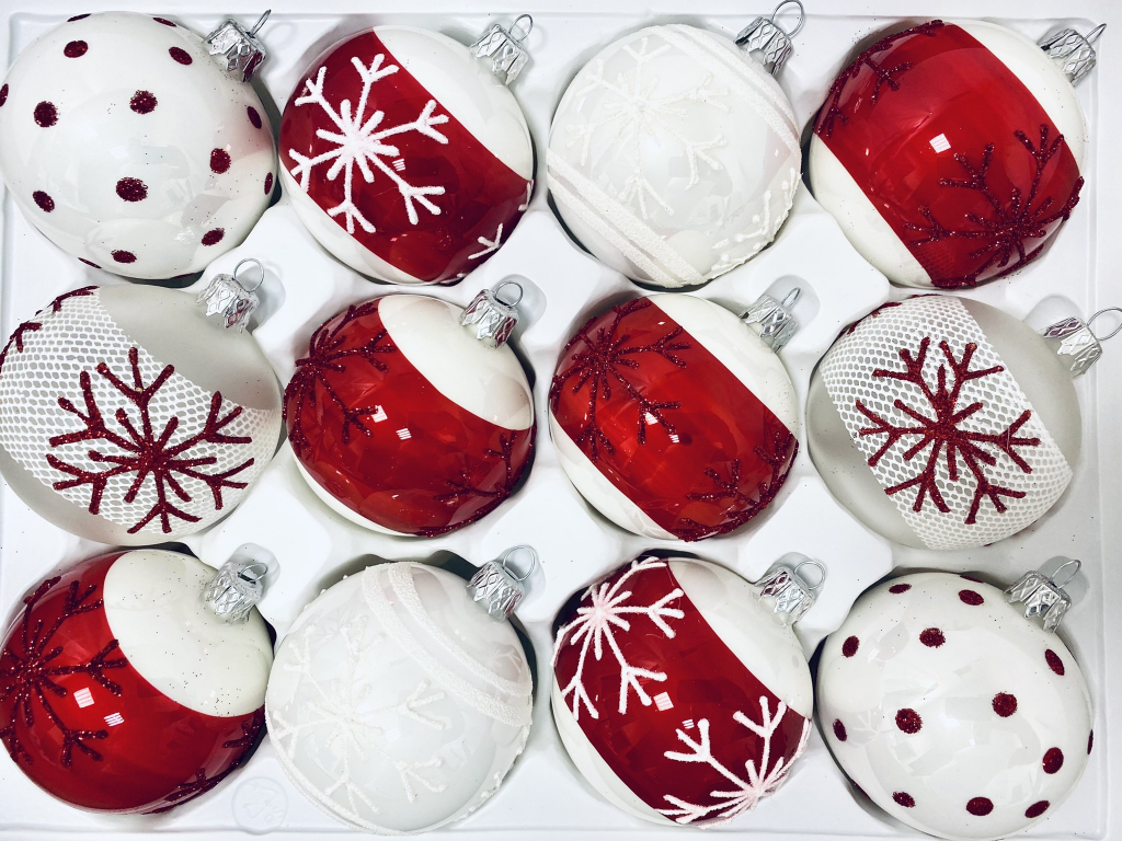 Irisa Vánoční ozdoby SHELBY z kolekce NORDIC kombinace bílé a červené koule  s dekorem 7 cm, SET 12 ks Velikost: 7 cm, Balení: 12ks, Barva: bílá;červená  od 1 055 Kč - Heureka.cz