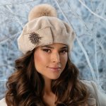 Krumlovanka Luxusní zimní dámský baret- béžový s bambulí a broží W-0907/960 – Hledejceny.cz