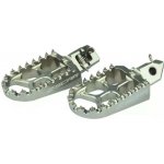 SCAR závodní stupačky řidiče hliníkové KTM SX/EXC 23-, HUSQVARNA 23-, GASGAS 24-, SHERCO 08-25, BETA RR 05-19, HUSABERG 08-14 barva titanová (stříbrná) | Zboží Auto