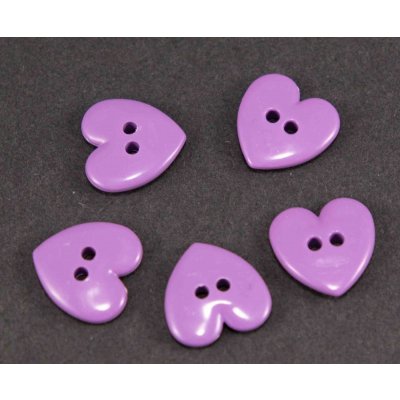 Knoflík ve tvaru srdíčka - fialová - rozměr 1,4 cm x 1,4 cm – Sleviste.cz