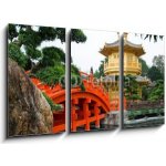 Obraz 3D třídílný - 90 x 50 cm - The Golden pavilion and red bridge in Nan Lian Garden, Hong Kong Zlatý pavilon a červený most v Nan Lian Garden, Hong Kong – Hledejceny.cz