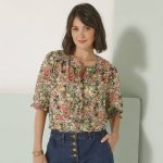 Voálová halenka s volánky a potiskem bronzová/korálová – Zboží Dáma