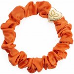 By Eloise London Gold Heart Silk Scrunchie barva Orange Peel – Sleviste.cz