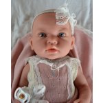 Marina & Pau Realistické miminko holčička Andulka v pleteném bodíčku s jablíčkem Ane Baby Petite Pomme 45 cm – Hledejceny.cz