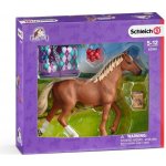 Schleich 42360 Anglický plnokrevník s přikrývkou – Sleviste.cz