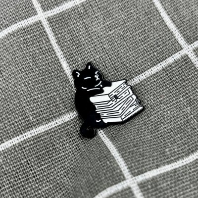 Pinarna Černá kočička se stohem knih – Sleviste.cz