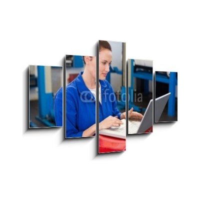 Obraz 5D pětidílný - 150 x 100 cm - Mechanic working on a laptop Mechanik pracující na přenosném počítači – Zboží Mobilmania